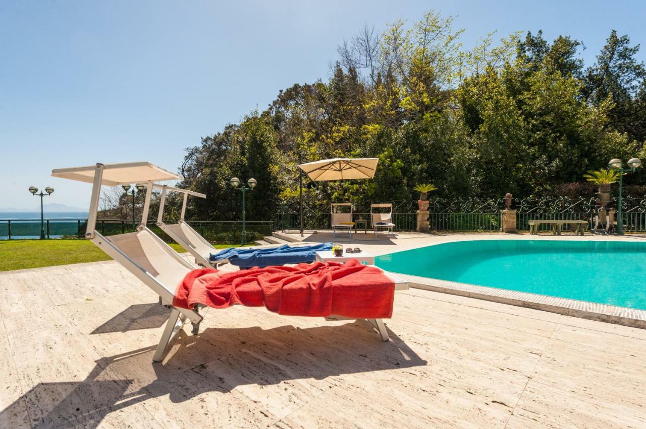 Holidays Naples Family - Pool In Front Of Capri 외부 사진