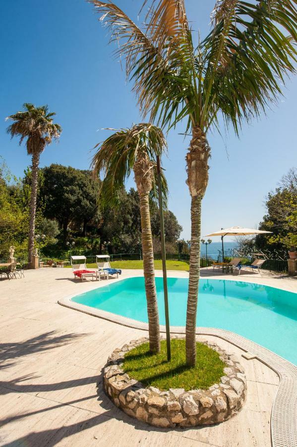 Holidays Naples Family - Pool In Front Of Capri 외부 사진