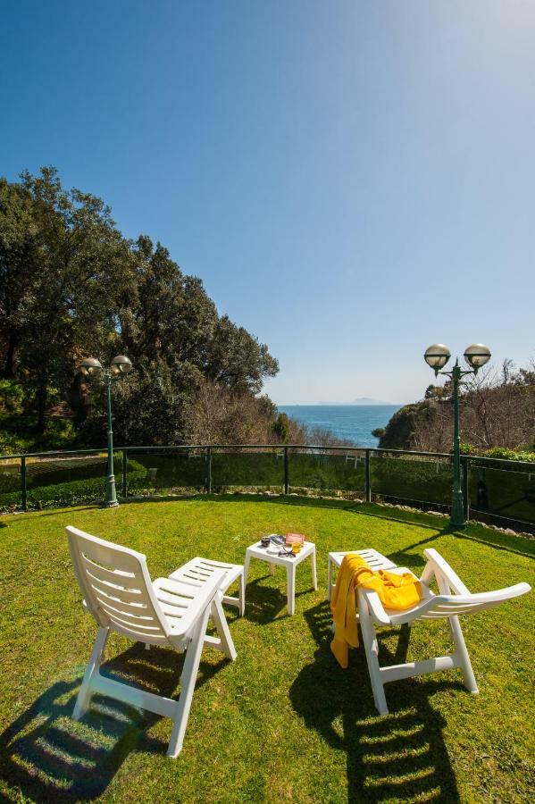 Holidays Naples Family - Pool In Front Of Capri 외부 사진